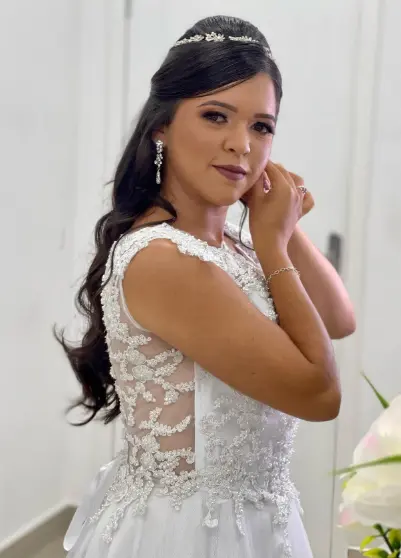 Noiva com penteado e maquiagem profissional