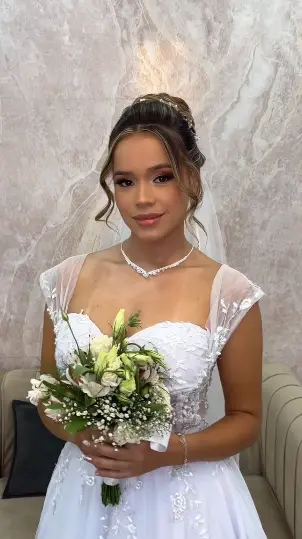Noiva com maquiagem e penteado delicados