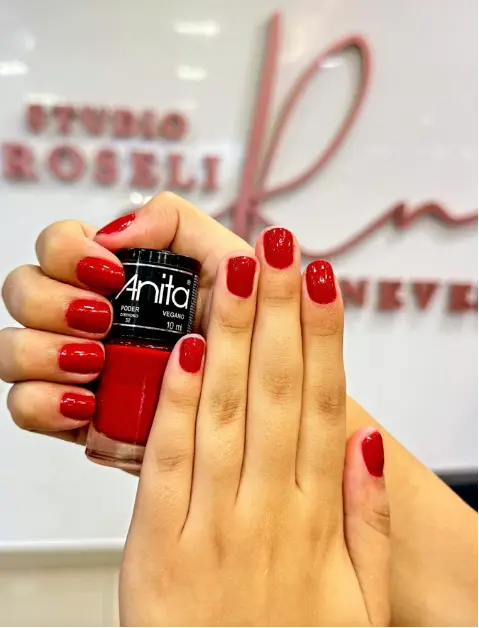 Unhas vermelhas feitas no Studio Roseli Neves