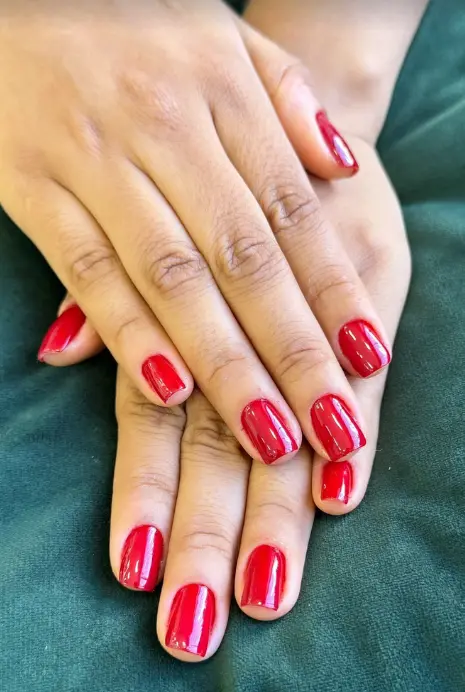 Esmaltação profissional em tom vermelho