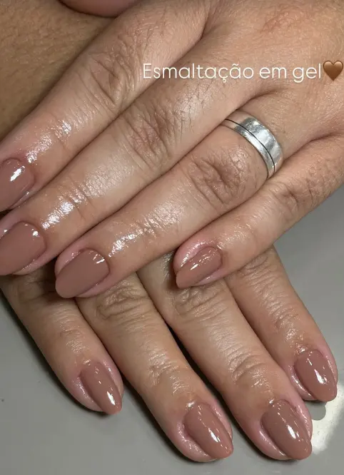 Unhas com esmaltação vinho