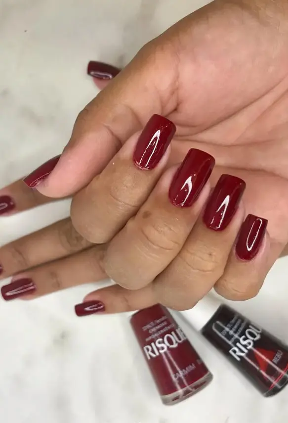 Unhas vermelhas com acabamento brilhante