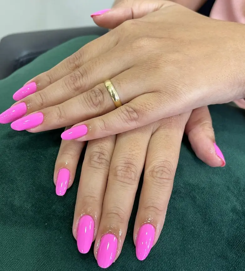 Unhas rosas longas e brilhantes